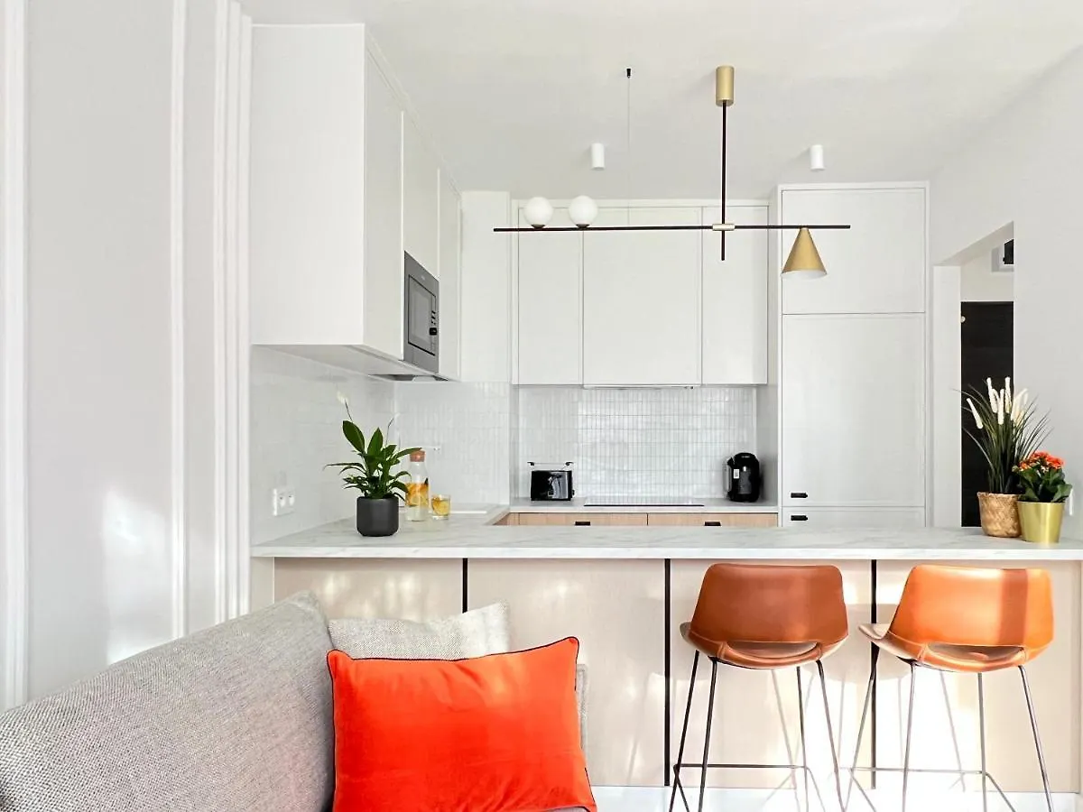 Gustowny Apartament Przy Metrze Warszawa